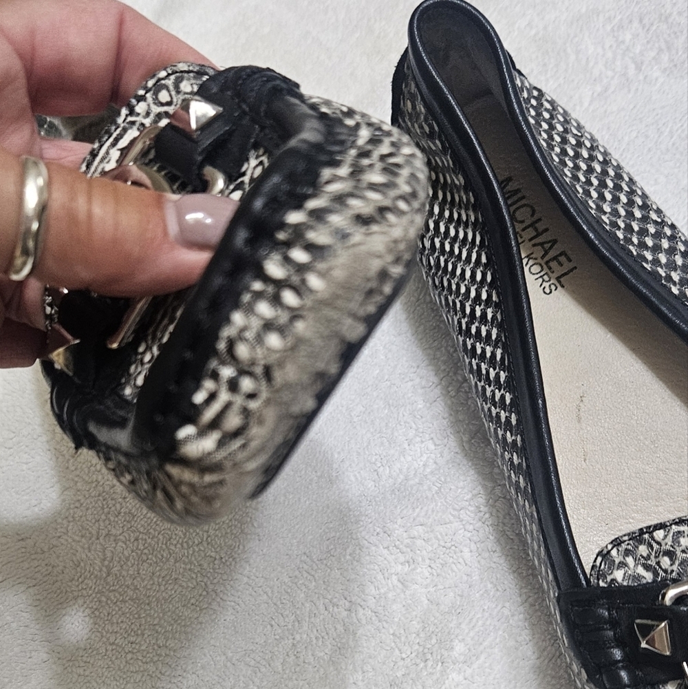 Michael Kors MK Charm Mocassin Loafer Wmn’s Sz 7m Shoes Black&White Snake Print - Picture 4 of 7